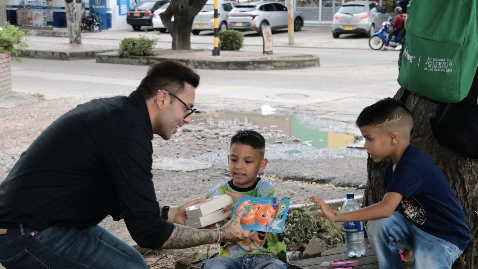 Brhayan Torres en un recorrido comunitario