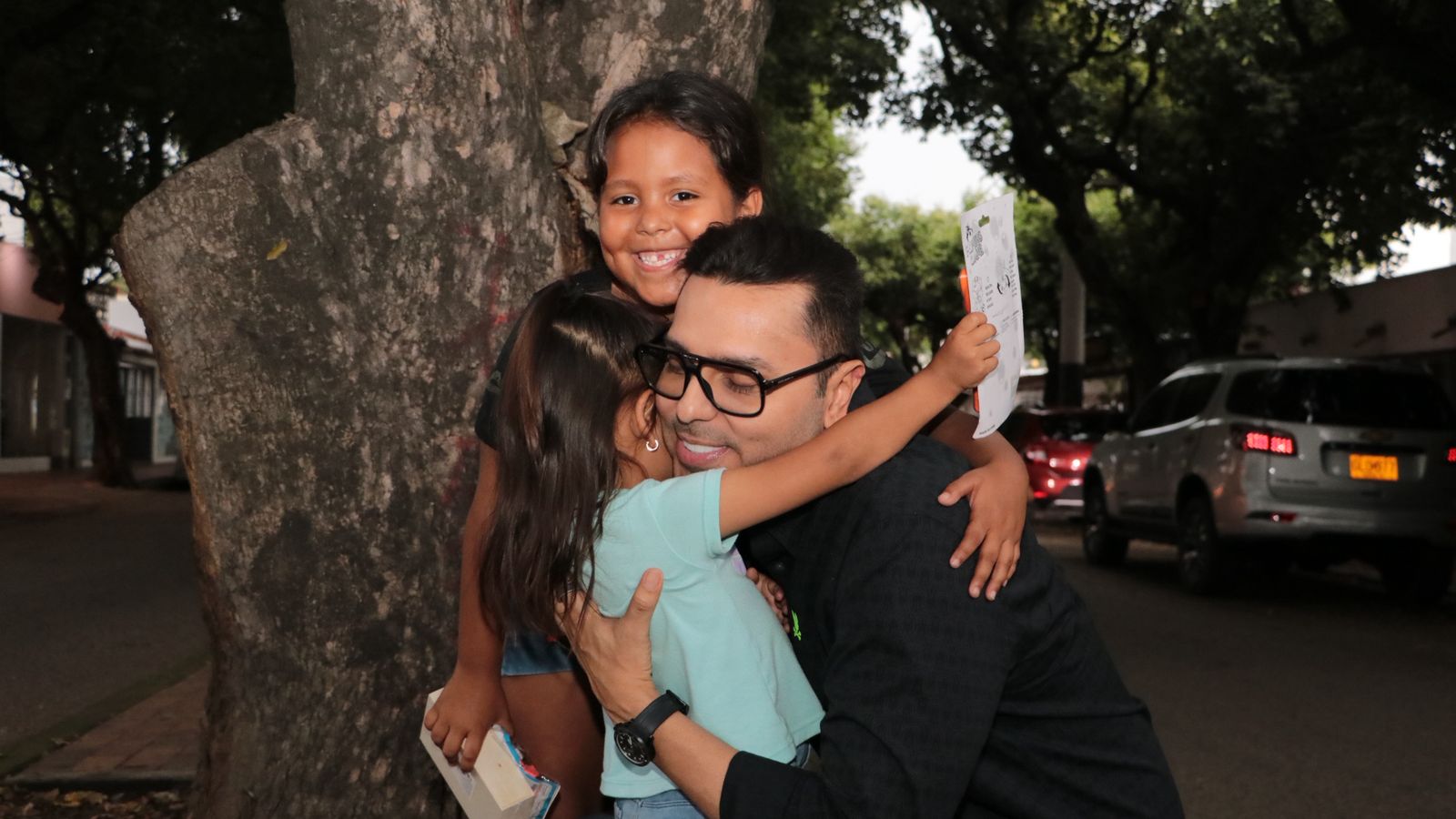 Brhayan Torres con niños de la comunidad