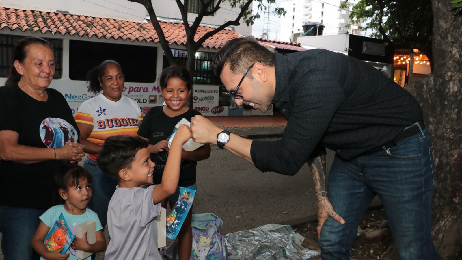 Brhayan Torres compartiendo con familias del barrio